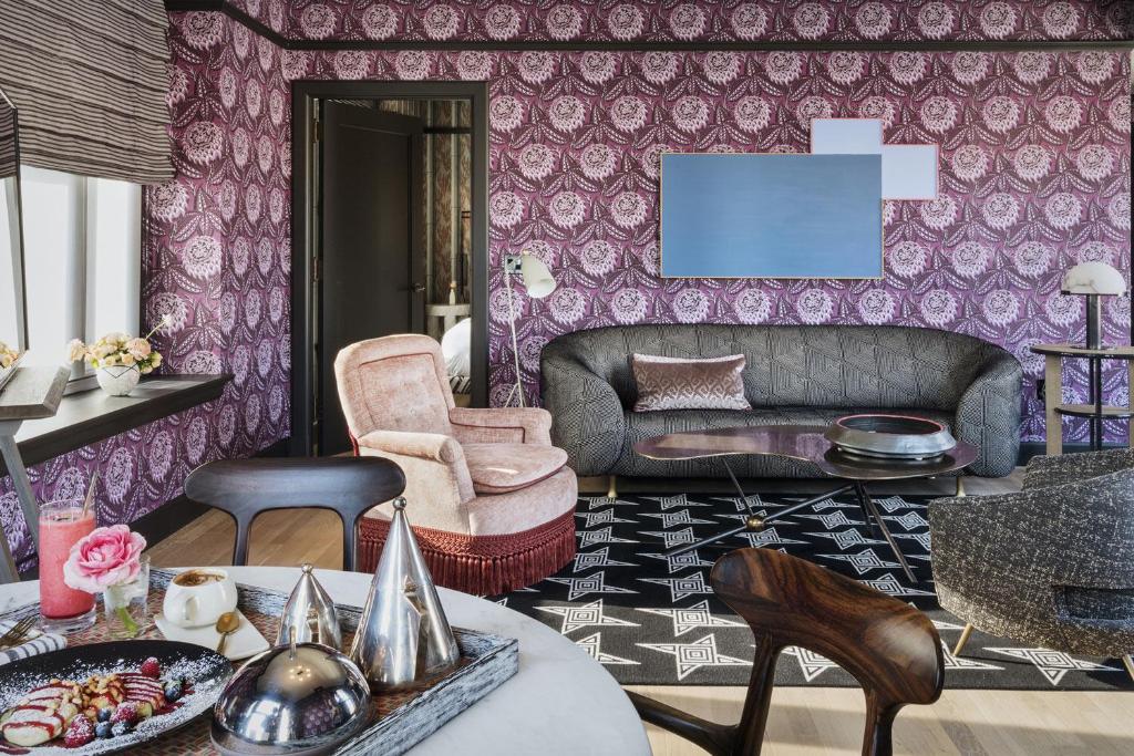 Premier Suite 1 Bedroom Suite 1 King City view