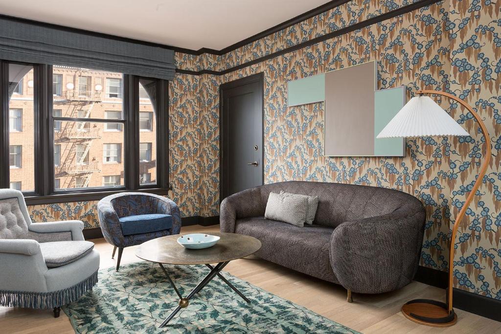 Premier Suite 1 Bedroom Suite 1 King City view