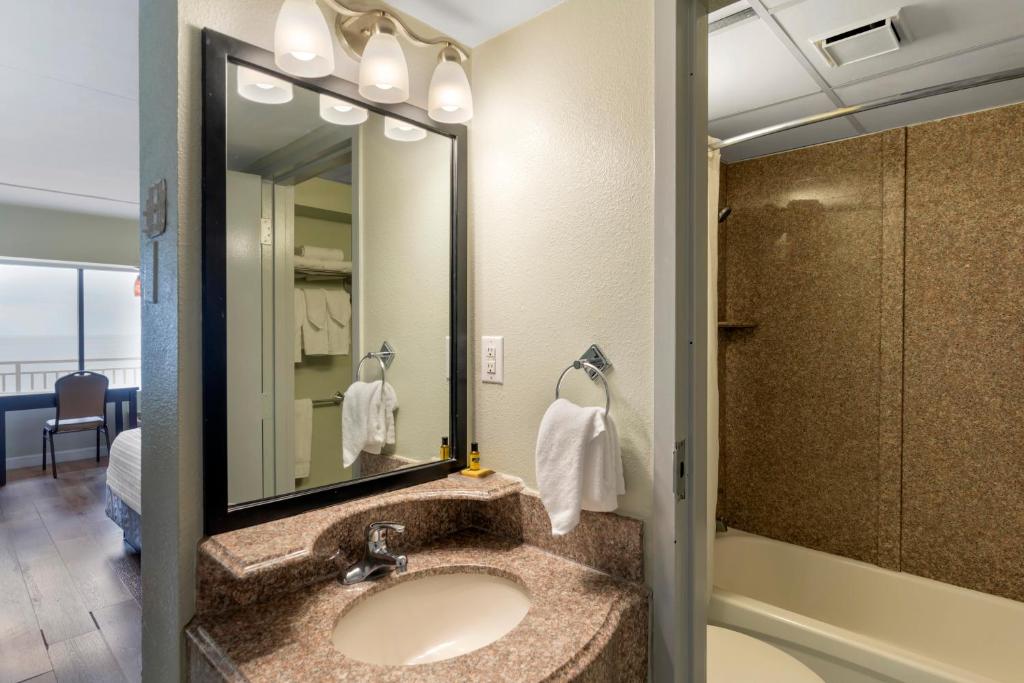 King Room with Ocean View – Non-Smoking