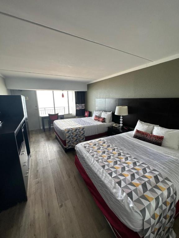 Queen Room with Two Queen Beds with Ocean View – Non-Smoking