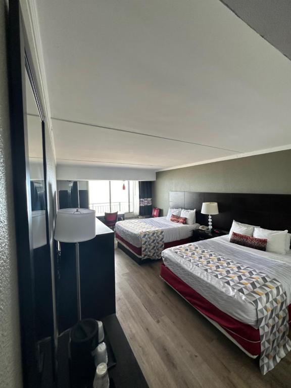 Queen Room with Two Queen Beds with Ocean View – Non-Smoking