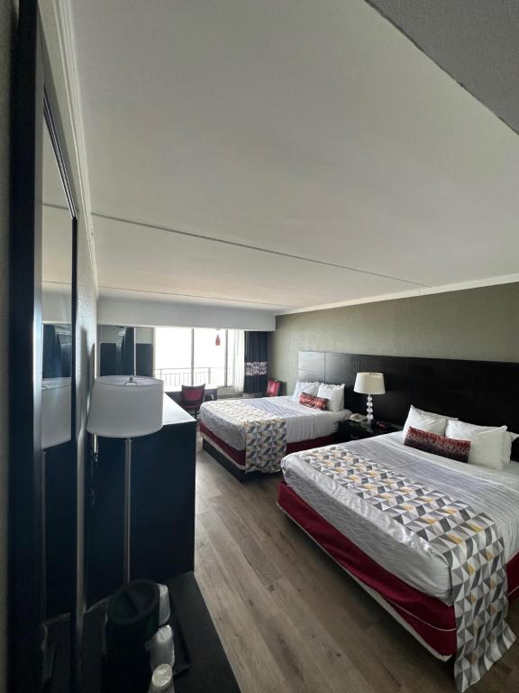 Queen Room with Two Queen Beds with Ocean View – Non-Smoking