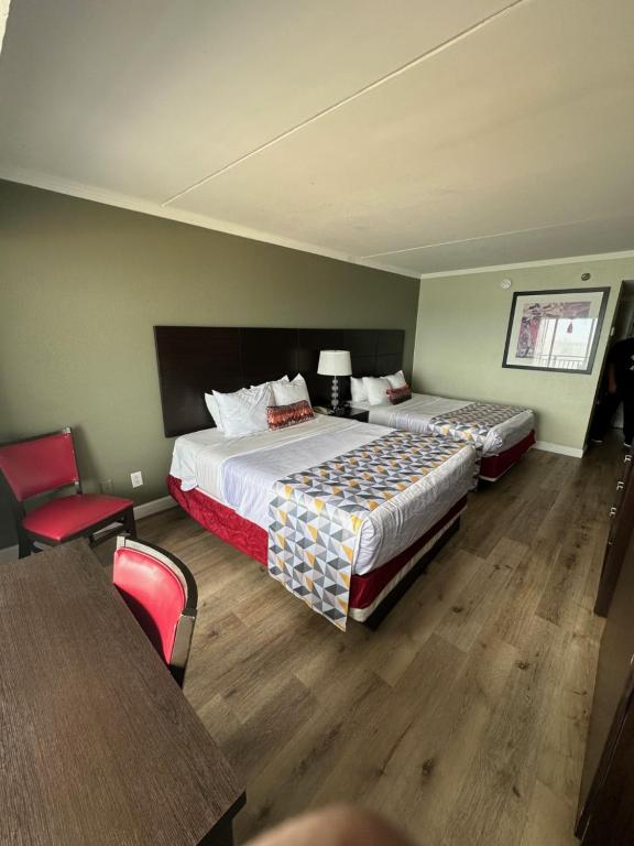 Queen Room with Two Queen Beds with Ocean View – Non-Smoking