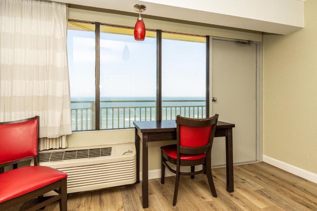 Queen Room with Two Queen Beds with Ocean View – Non-Smoking