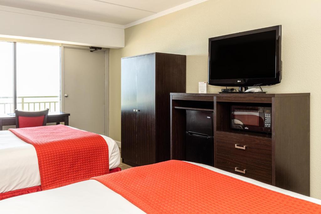 Queen Room with Two Queen Beds with Ocean View – Non-Smoking