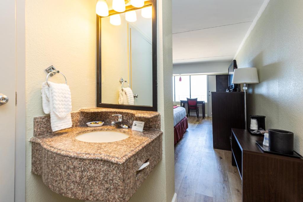 Queen Room with Two Queen Beds with Ocean View – Non-Smoking