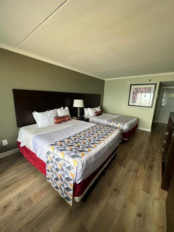 Queen Room with Two Queen Beds with Ocean View – Non-Smoking