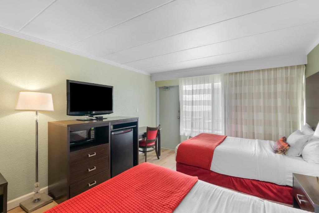 Room with Two Double Beds – Partial Ocean View