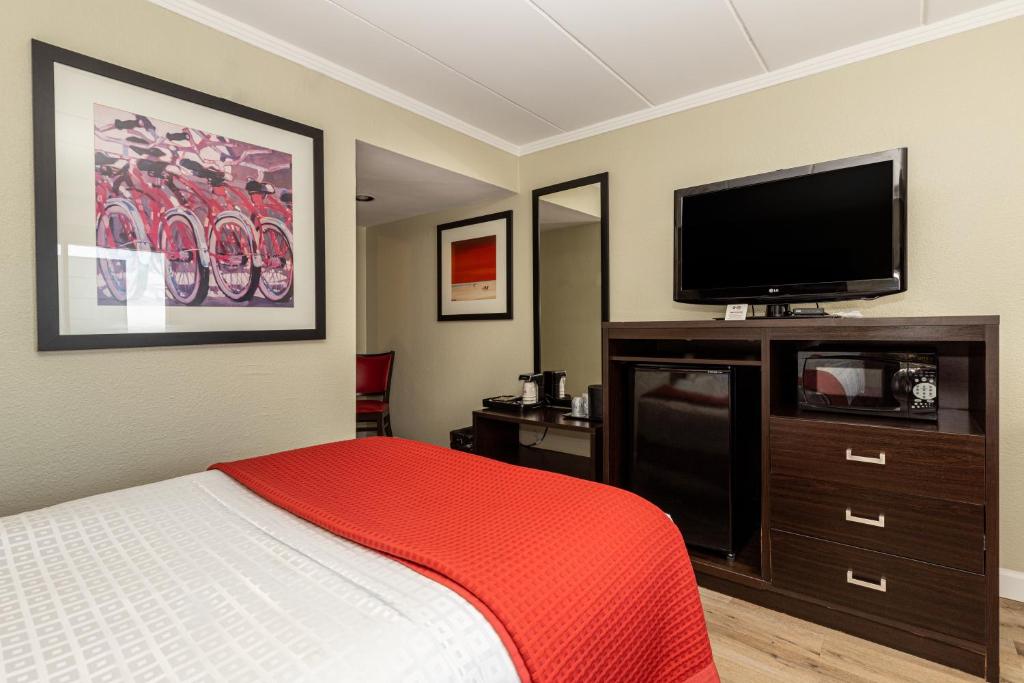 Room with Two Double Beds – Partial Ocean View