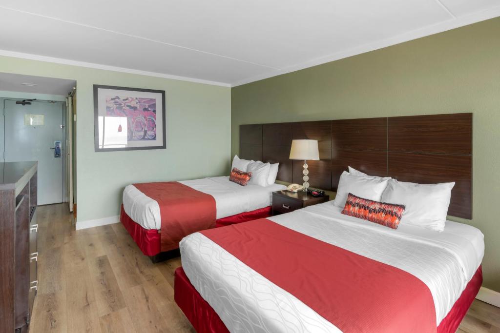 Room with Two Double Beds – Partial Ocean View