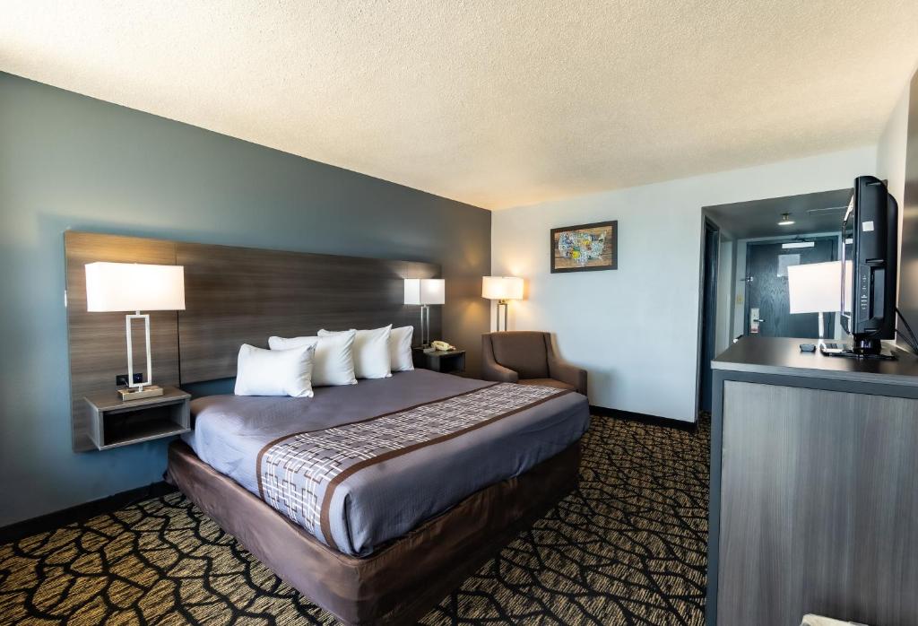 Senior King Room – AccessibleNon-Smoking