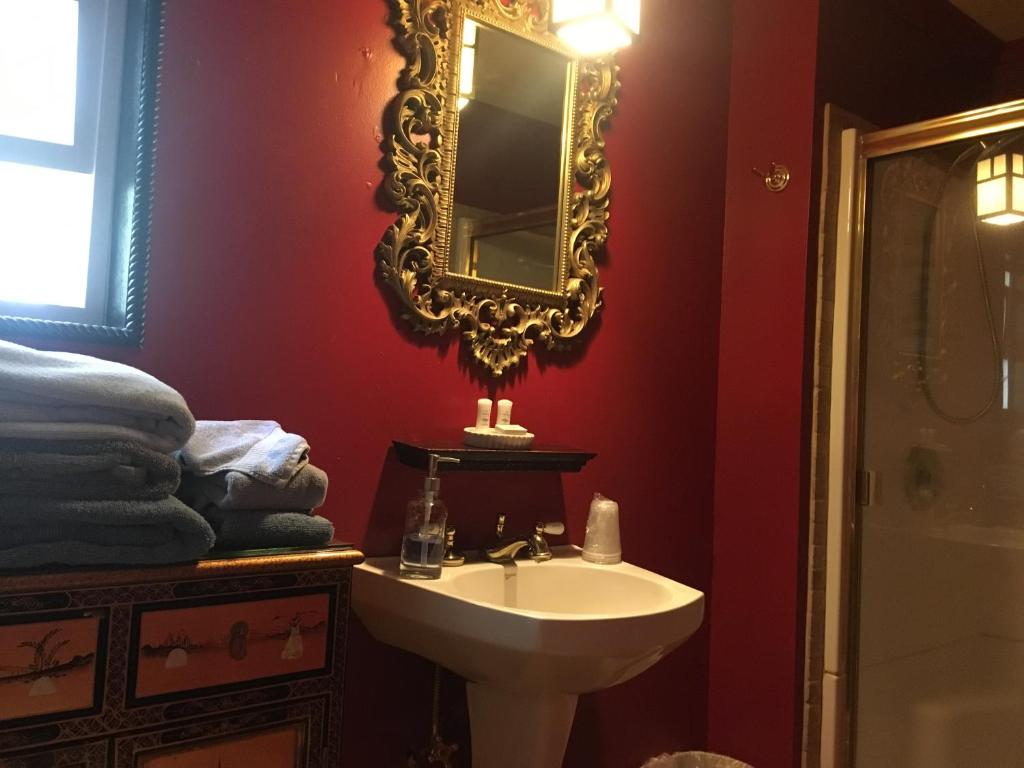 Deluxe Queen Room with Bath