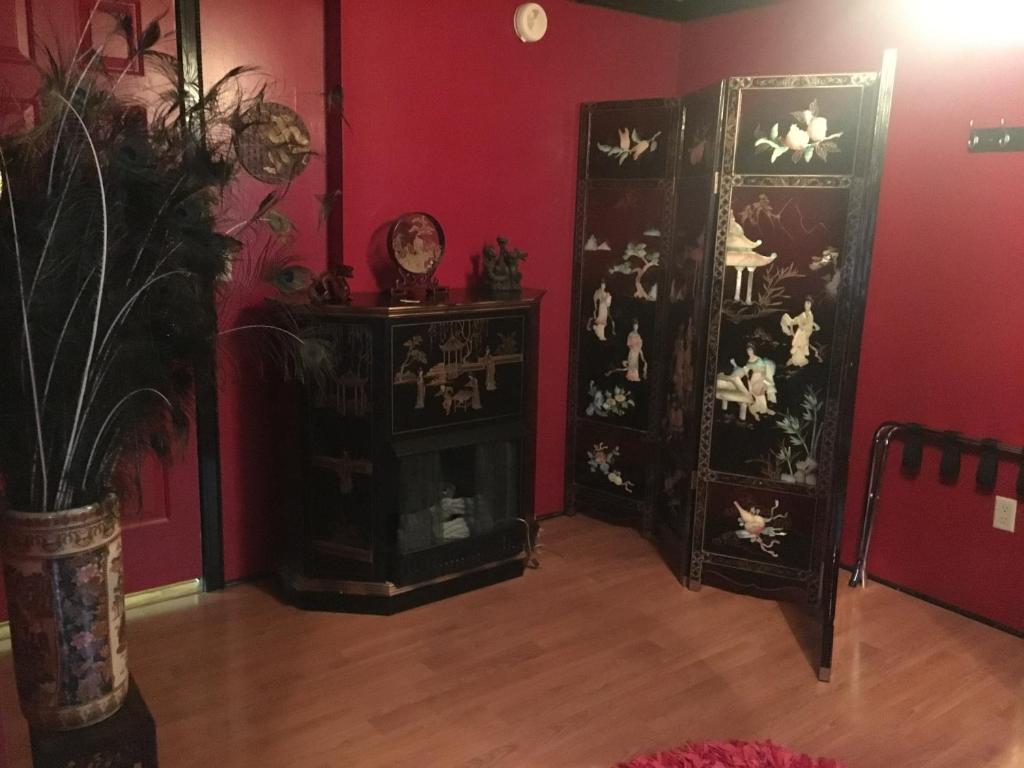 Deluxe Queen Room with Bath