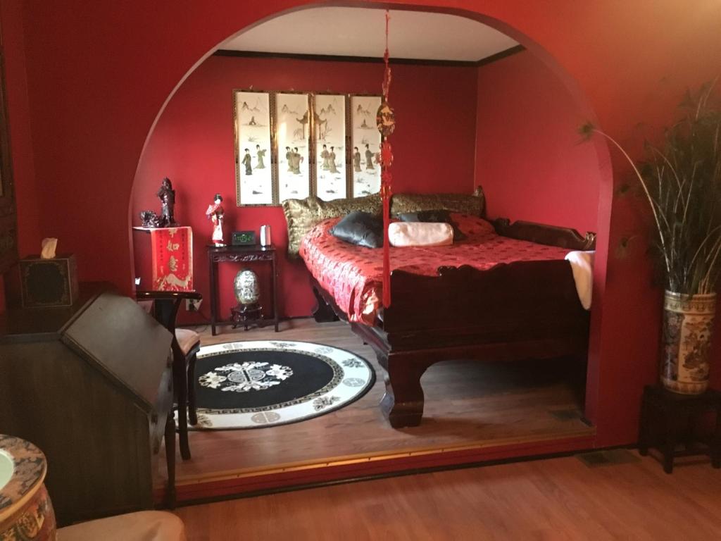 Deluxe Queen Room with Bath