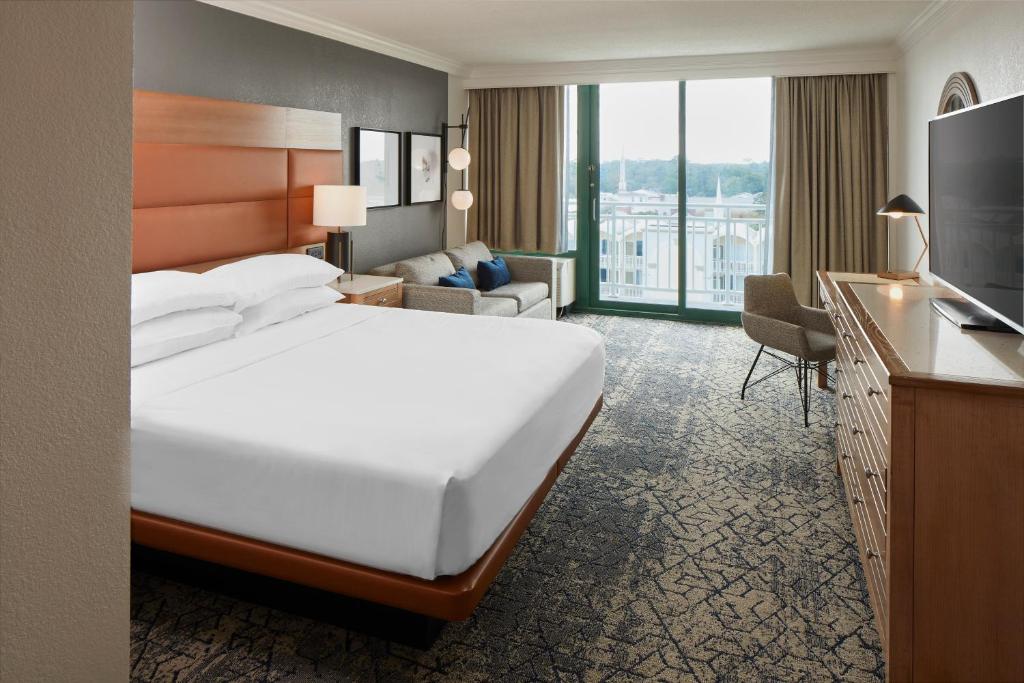 King Room with Balcony and City View – Hearing Accessible