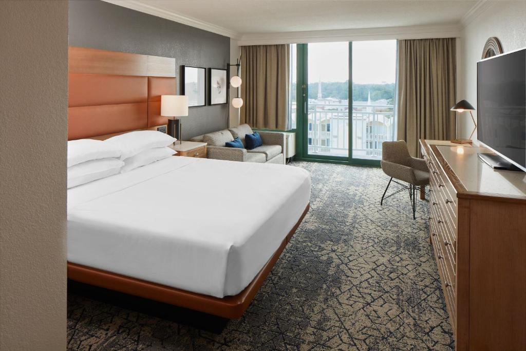 King Room with Balcony and City View – Hearing Accessible