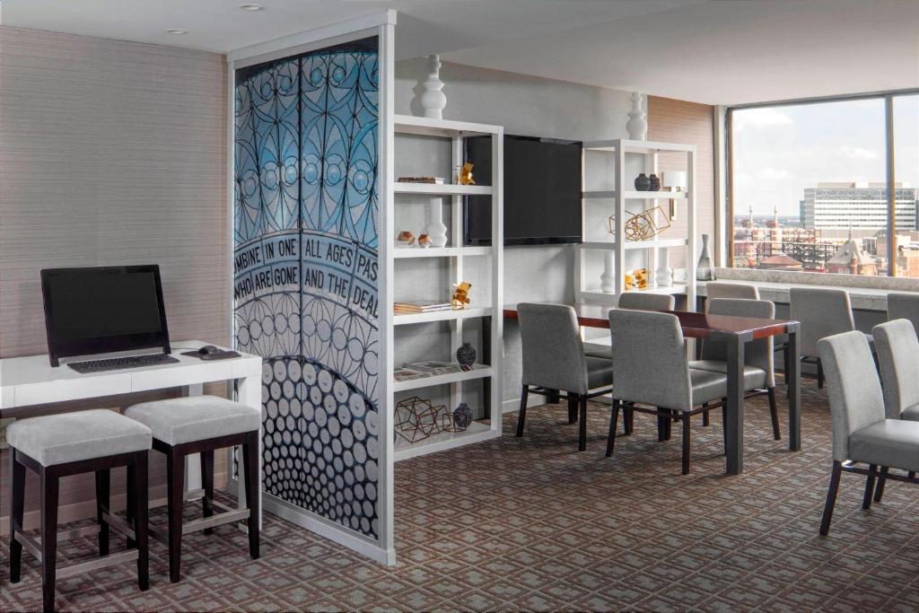 Deluxe King Room with Club Access