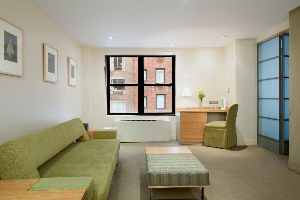 One-Bedroom Queen Suite