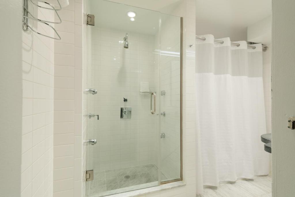 One-Bedroom Queen Suite