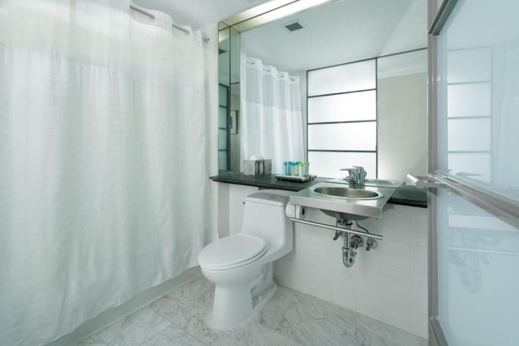 One-Bedroom Queen Suite