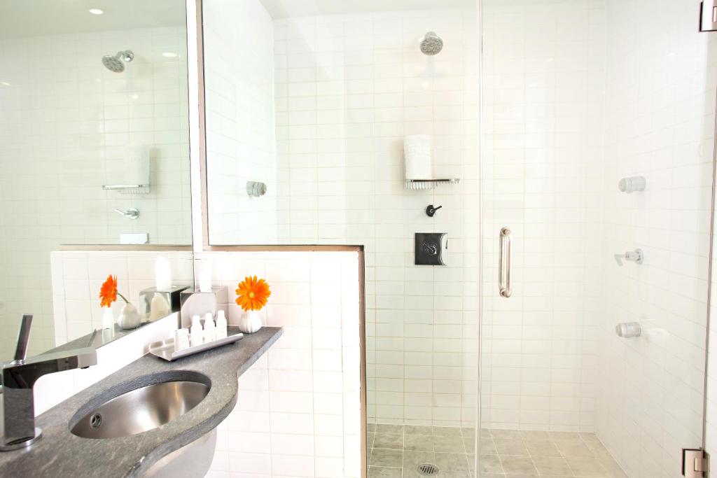 One-Bedroom Queen Suite