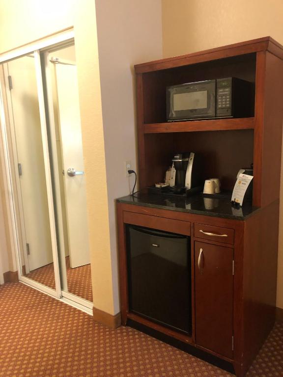 King Room – Disability Accessible Tub