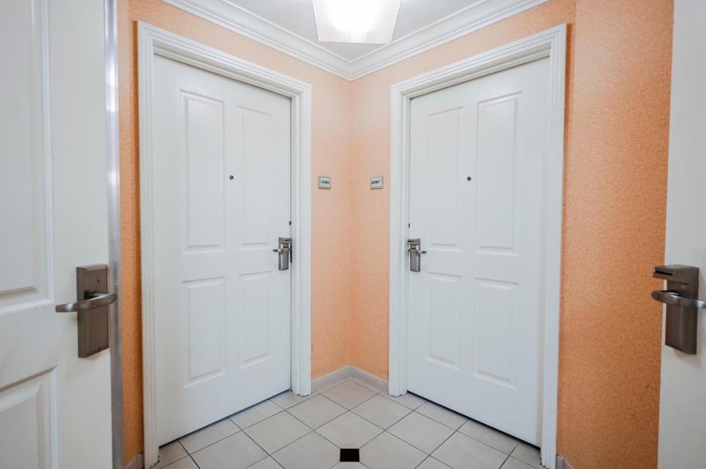 2 Deluxe Penthouse Suites with 2 Balconies and City View