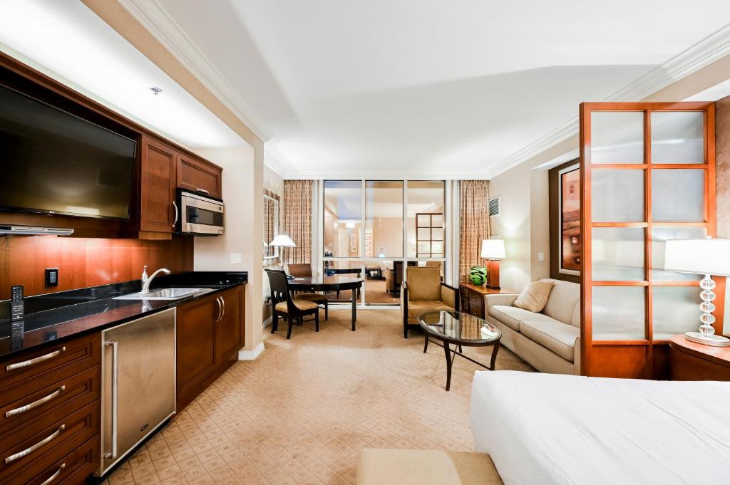 2 Deluxe Penthouse Suites with 2 Balconies and City View