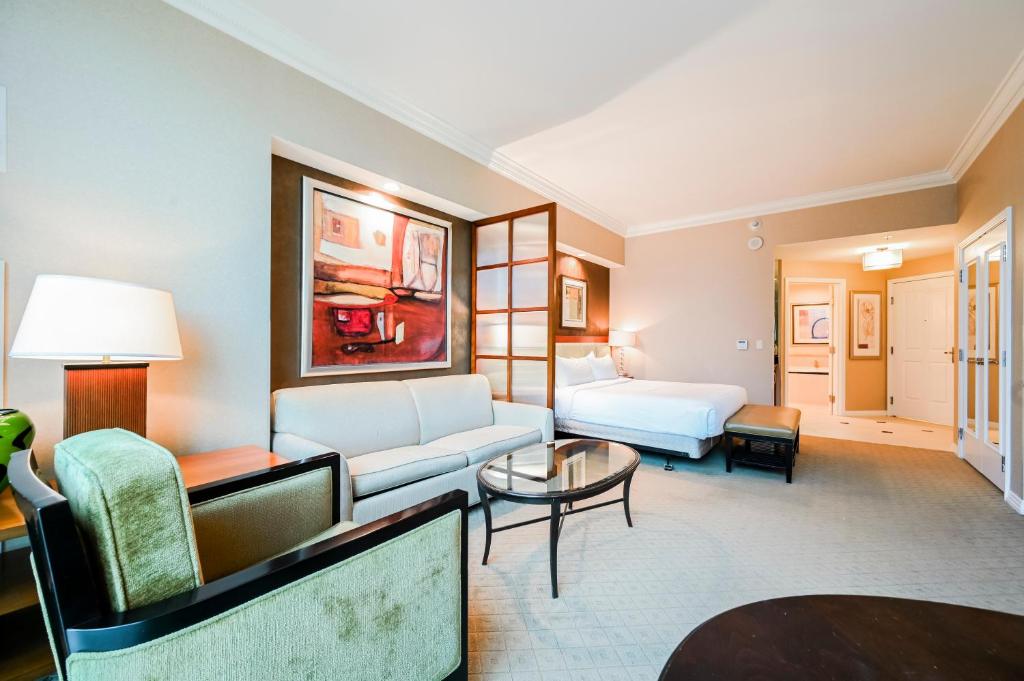 2 Deluxe Penthouse Suites with 2 Balconies and City View