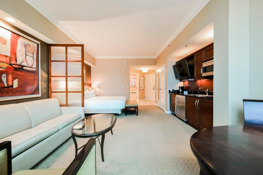 2 Deluxe Penthouse Suites with 2 Balconies and City View