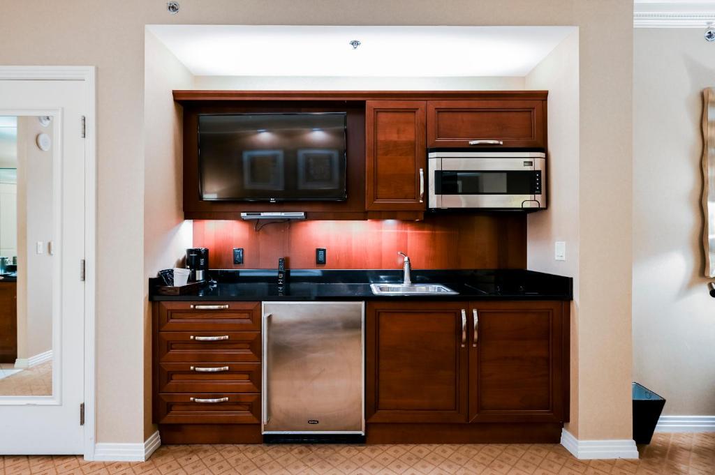 2 Deluxe Penthouse Suites with 2 Balconies and City View