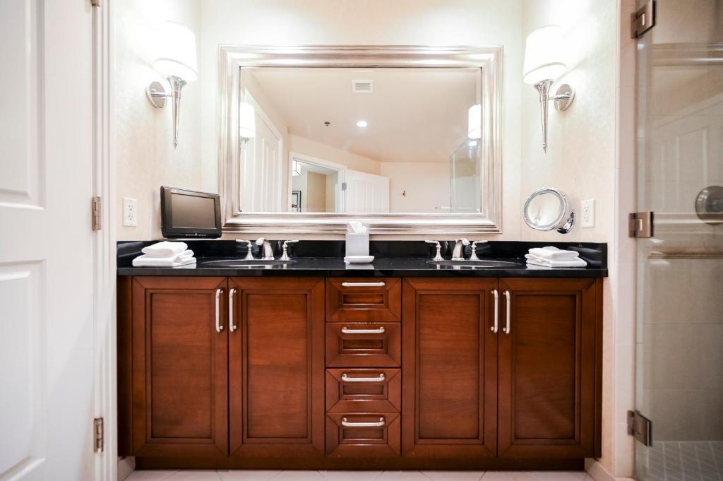 2 Deluxe Penthouse Suites with 2 Balconies and City View