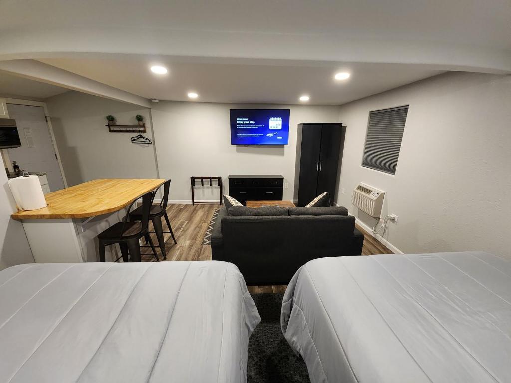 Deluxe Double Kitchenette