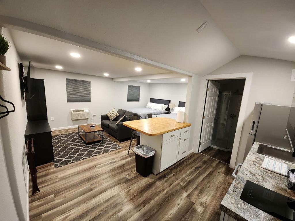 Deluxe Double Kitchenette