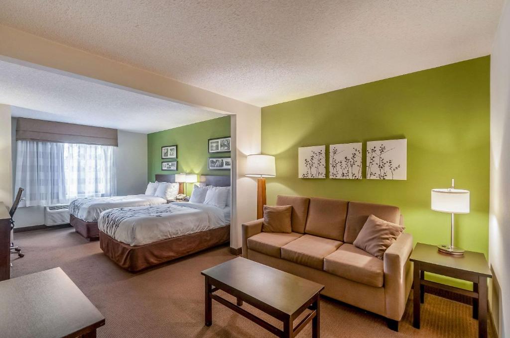 Double Suite with Two Double Beds – Non-Smoking