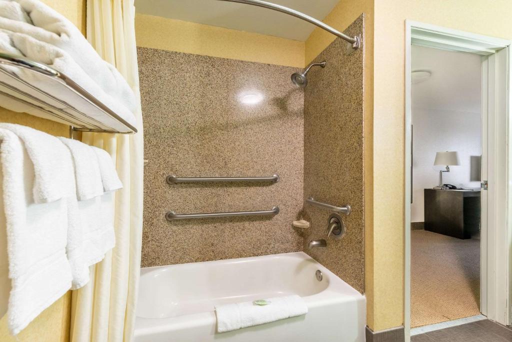 Queen Room with Two Queen Beds and Shower – Mobility Accessible – Non-Smoking