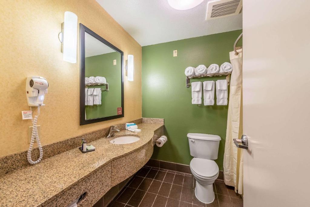 Queen Room with Two Queen Beds – Mobility Accessible – Non-Smoking