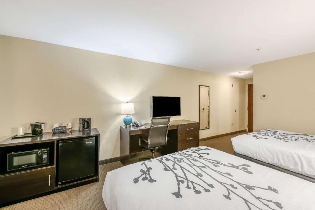 Queen Room with Two Queen Beds – Non-Smoking