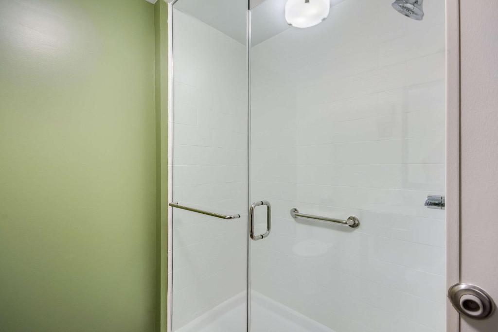 Deluxe King Suite – Non-Smoking