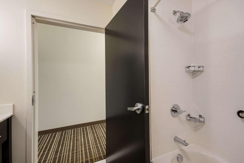 Deluxe Queen Room with Two Queen Beds – Non-Smoking