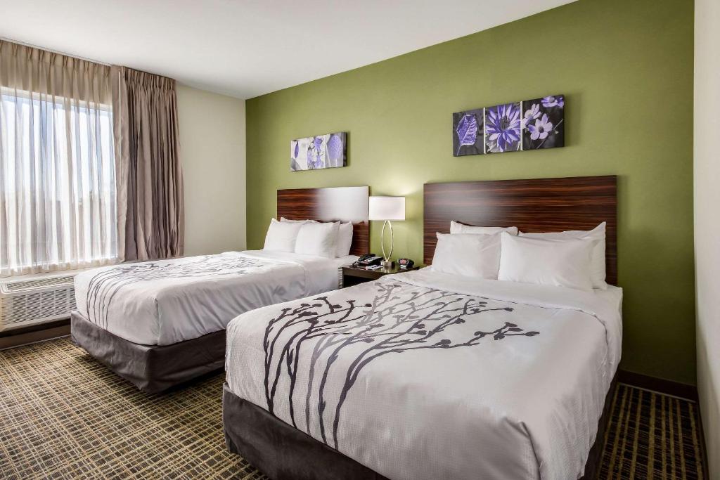 Deluxe Queen Room with Two Queen Beds – Non-Smoking