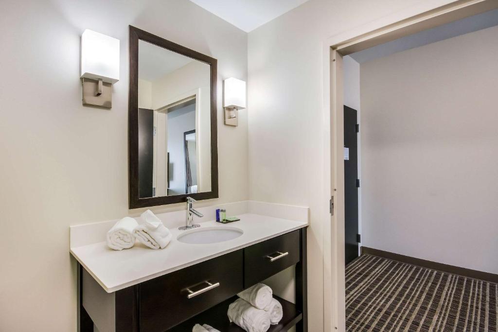 King Suite – Non-Smoking