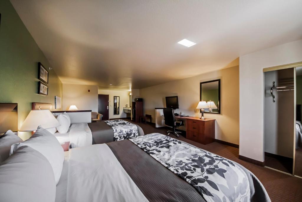 Queen Suite with Two Queen Beds