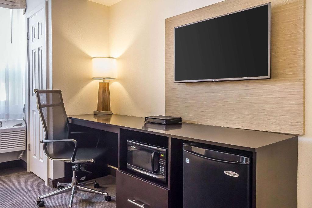 Queen Room with Shower- Non Smoking