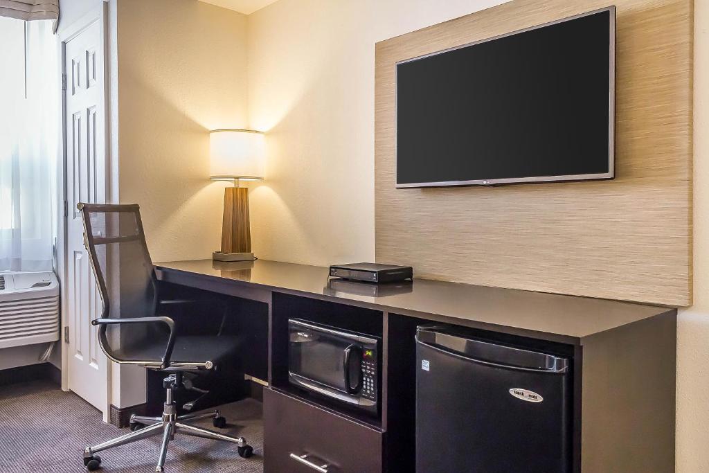 Queen Room with Two Queen Beds –  Non – Smoking