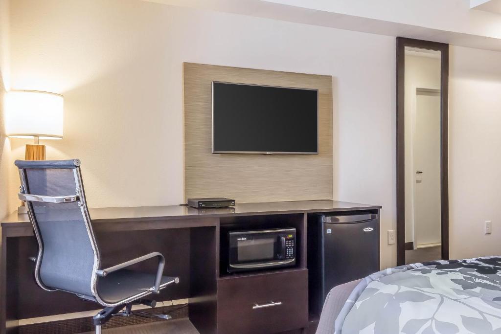 Queen Room with Two Queen Beds –  Non – Smoking