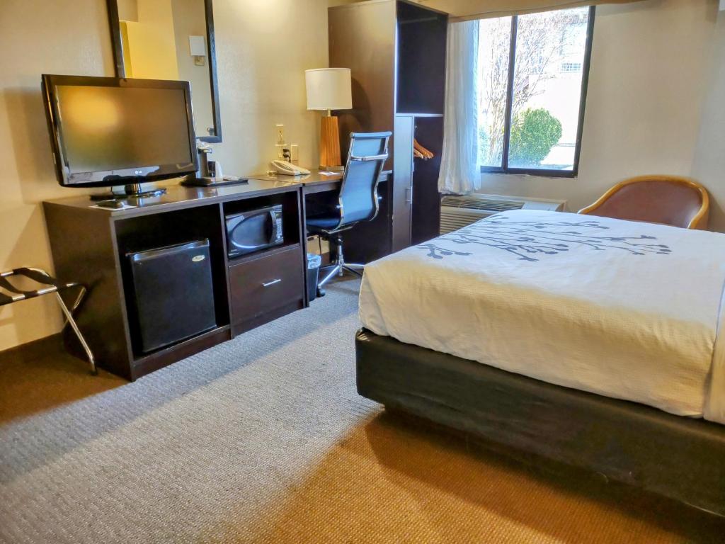 Queen Room – AccessibleNon-Smoking