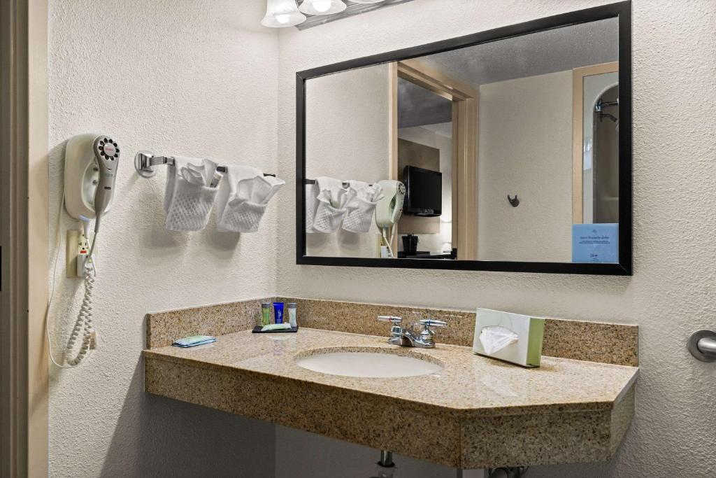 Queen Room – AccessibleNonsmoking