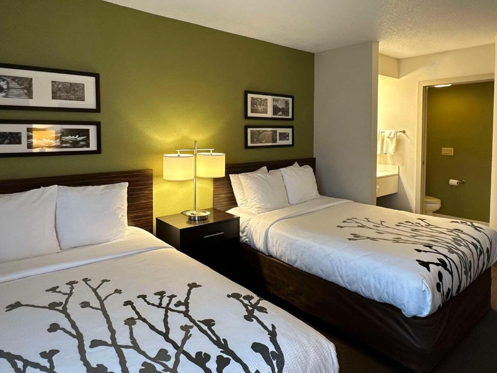 Queen Room with Two Queen Beds – Non Smoking