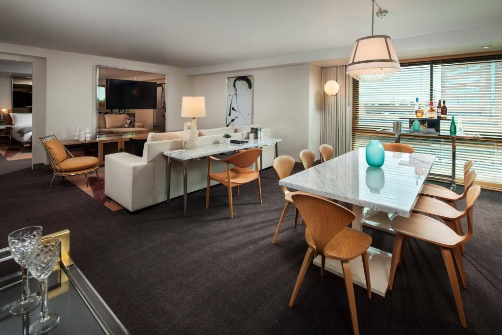 SLS Suite Suite 1 King Alternate bed sofa bed